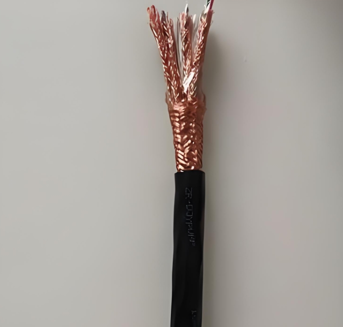 電纜作為電力傳輸?shù)难}，其性能直接影響到整個(gè)系統(tǒng)的可靠性.jpg